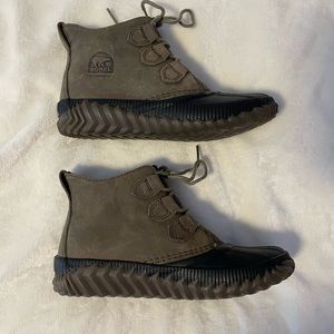 Sorel Boots Out N About Womens 7 Green Black Waterproof Duck Lace Up Booties